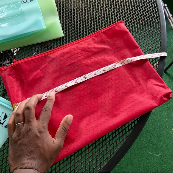 BRAND NEW 8 Resealable Re-usable Multi-size Silicon Storage Bags! - Picture 9 of 16